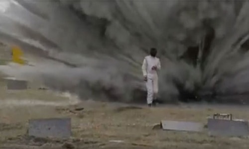 Cô gái mặc giáp đi xuyên bãi mìn phát nổ