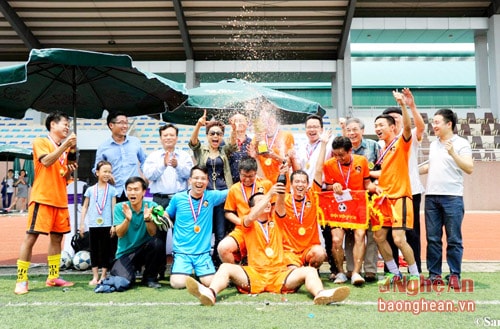 Bế mạc Giải bóng đá cựu học sinh trường THPT chuyên Phan Bội Châu