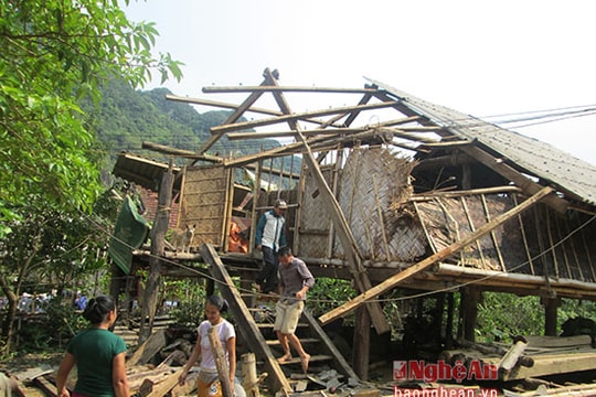 Lốc xoáy càn quét 700 ngôi nhà, phòng học ở Nghệ An