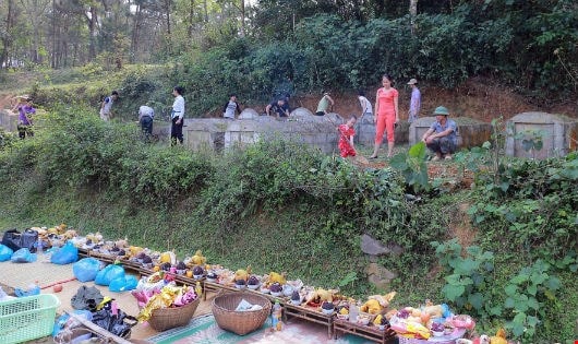 Độc đáo tục sửa sang nhà cõi âm của người Tày