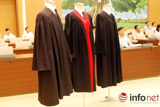 Áo choàng của Thẩm phán mặc khi xử án