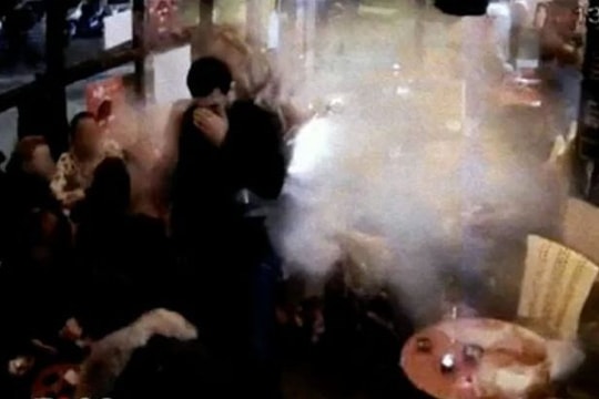 Khoảnh khắc kẻ đánh bom Paris nổ tung thân mình