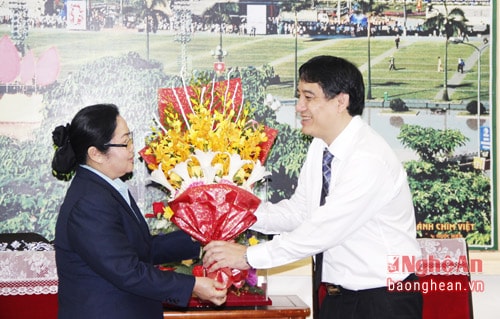 Phó Bí thư Tỉnh ủy Xiêng Khoảng chúc mừng tân Bí thư Tỉnh ủy Nghệ An