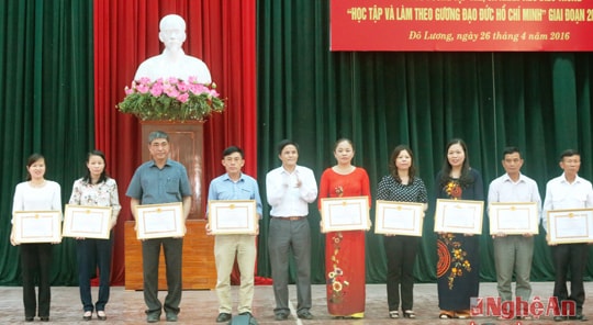 Tuyên dương điển hình học tập và làm theo tấm gương đạo đức Hồ Chí Minh