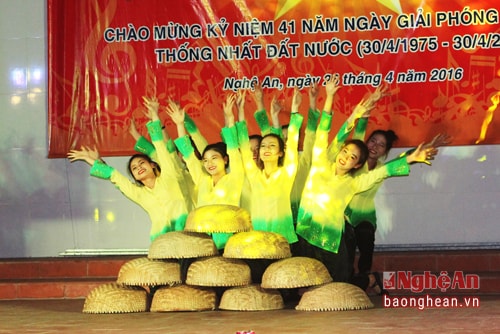 Sinh viên Đại học Vinh với dạ hội "Đất nước trọn niềm vui"