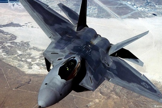Mỹ điều máy bay tiêm kích F-22, trấn an đồng minh NATO