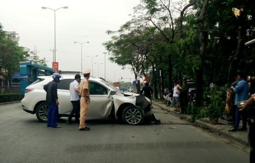 Xe Lexus đâm gãy đôi cây phượng