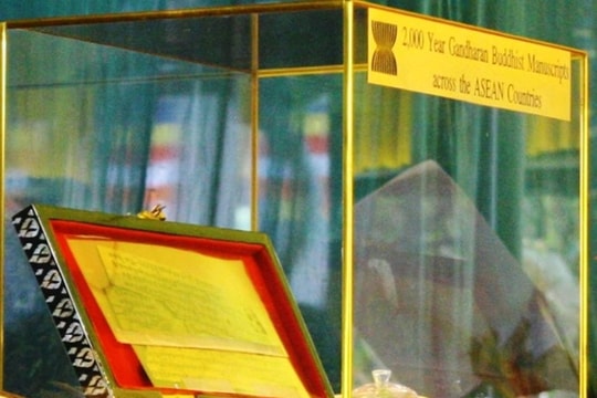 Trưng bày kinh Phật 2.000 năm tuổi khắc trên lá bối