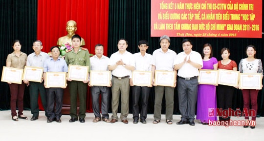 Tuyên dương điển hình học tập và làm theo tấm gương đạo đức Hồ Chí Minh