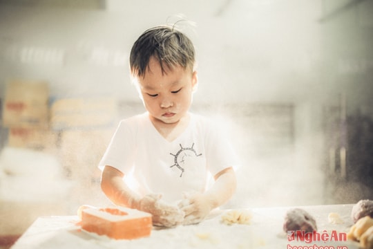 Bé trai 3 tuổi tự làm bánh sinh nhật mình