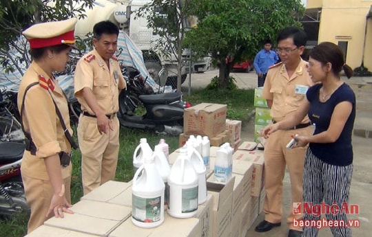 Nghệ An: Phát hiện lô hàng chất tẩy rửa nhập khẩu không chứng từ