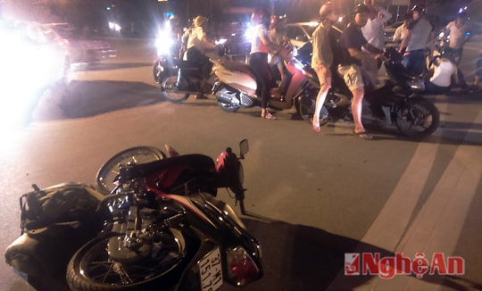 Xe máy đấu đầu ô tô tại vòng xuyến Hải Quan, 1 người bị thương