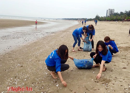 Hơn 70 tình nguyện viên ra quân nhặt rác trên bãi biển Cửa Lò