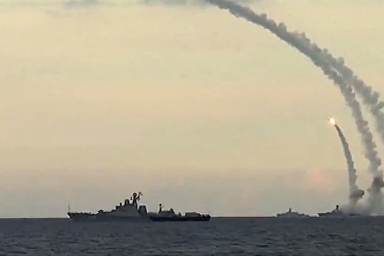 Tàu ngầm Nga phóng tên lửa "Kalibr" trên biển Barents