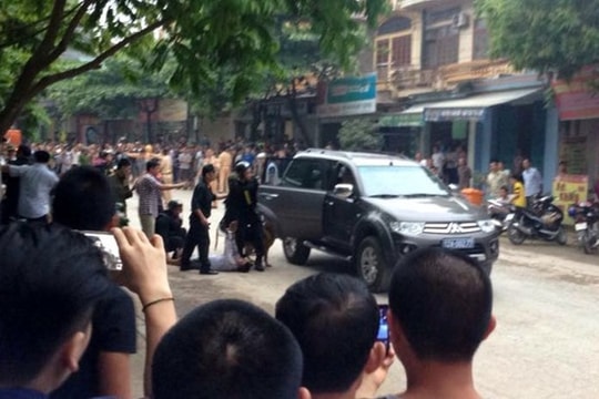 Cảnh sát bắn đạn hơi cay vây bắt tội phạm ma túy có súng