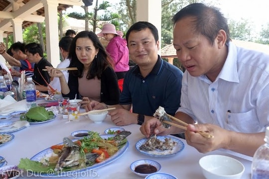 Bộ trưởng Trương Minh Tuấn mời nhà báo ăn cá biển tại Quảng Bình