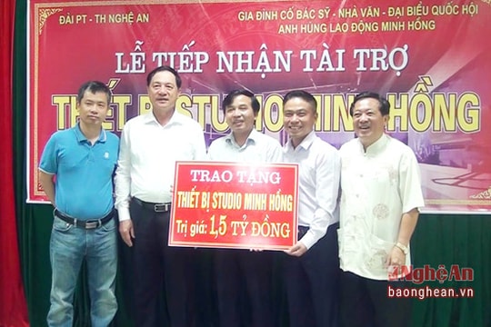 Gia đình Bác sỹ Nguyễn Minh Hồng tài trợ thiết bị Studio cho Đài PTTH tỉnh