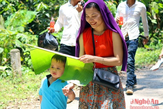 Đội lá rừng vượt nắng vào thác Kèm