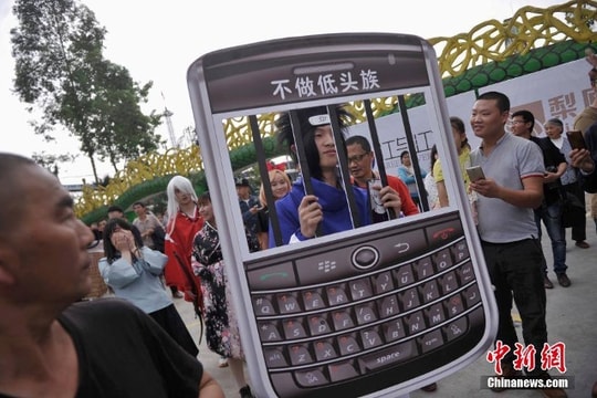 Giật mình vì những 'nô lệ của thế giới ảo' ngay trên đường phố