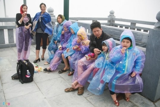 Du khách khốn khổ "chinh phục" nóc nhà Đông Dương