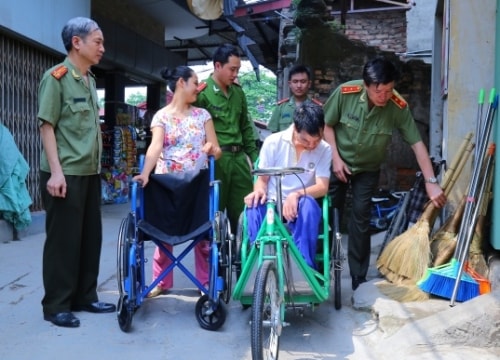 Anh bán chổi nhận quà của Bộ trưởng Công an