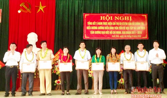 Anh Sơn tuyên dương điển hình làm theo tấm gương đạo đức Hồ Chí Minh