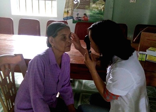 Khám, cấp thuốc miễn phí các bệnh về mắt cho người cao tuổi