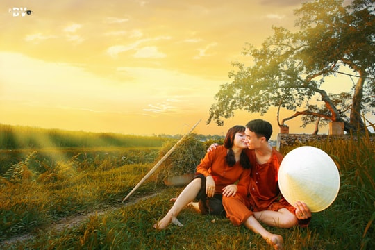 Ấn tượng bộ ảnh 'cặp đôi nông dân' trao nhẫn cỏ trên đồng ruộng