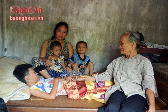 Cụ già 85 tuổi vẫn mò cua bắt ốc nuôi con cháu ốm yếu