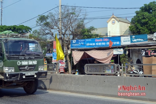 Quỳnh Lưu (Nghệ An): Hàng loạt tấm chắn chống lóa trên QL1A bị tháo trộm