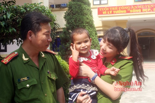 Đoàn Thanh niên Công an Tương Dương nhận bảo trợ bé gái bị bắt cóc bán sang Trung Quốc