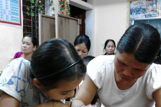 Con cầm phấn dạy mẹ tập viết trong lớp học đặc biệt ở Nghệ An