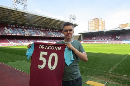 West Ham United ký hợp đồng với game thủ FIFA