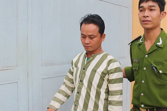 2 tên trộm bị lọt vào camera hành trình ô tô phía sau