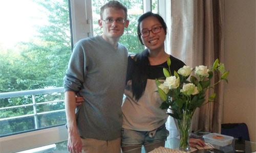 Tặng ví cho chồng, vợ phát hiện bí mật sau 5 năm bên nhau