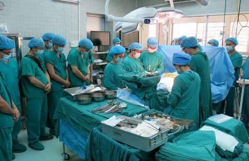 Y bác sĩ cúi đầu trước chàng trai hiến tạng cứu 4 người