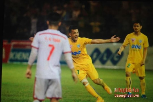 Trọng tài mắc sai lầm nghiêm trọng, derby Bắc Trung bộ mất vui