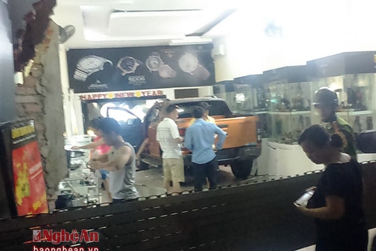 Nghệ An: Xe ô tô bán tải đâm nát tiệm đồng hồ