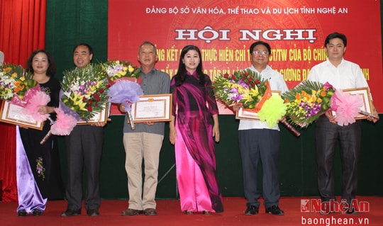 Sở Văn hóa - Thể thao và Du lịch tuyên dương điển hình học tập và làm theo tấm gương đạo đức Hồ Chí Minh