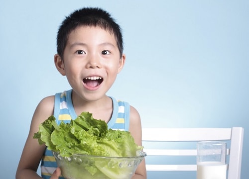 Trẻ suy dinh dưỡng khác còi xương thế nào