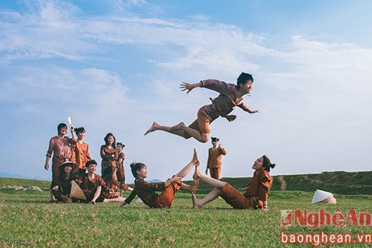 Đẹp mê mẩn bộ kỷ yếu Trở về tuổi thơ của học sinh xứ Nghệ