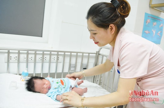 Nghệ An: Bé gái 3 ngày tuổi bị mẹ bỏ rơi cùng 1,5 triệu đồng