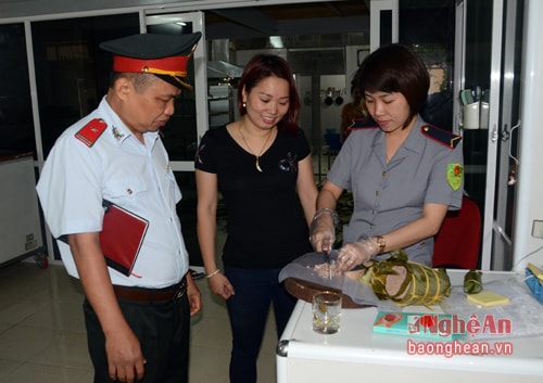 3 cơ sở sản xuất giò chả bị kiểm tra đột xuất lúc nửa đêm