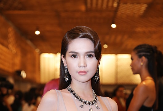 Hà Hồ, Ngọc Trinh khoe eo thon trên thảm đỏ