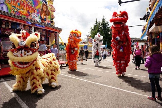 Du học sinh Việt đại diện châu Âu đi thi múa lân quốc tế
