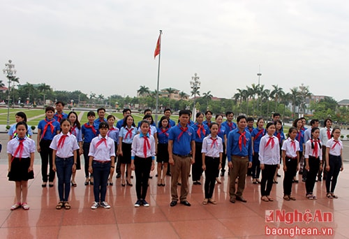 Đoàn đại biểu đội viên tiêu biểu năm 2016 báo công dâng Bác