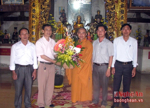 Ủy ban MTTQ tỉnh thăm, chúc mừng các chùa nhân Đại lễ Phật Đản