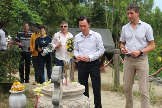 7 đại sứ viếng mộ Đại tướng Võ Nguyên Giáp