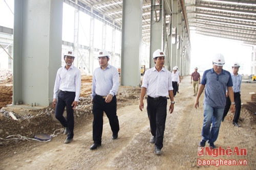 Mr. Nguyen Dac Vinh checks progress of Hoa Sen Nghe An Steel Sheet Plant