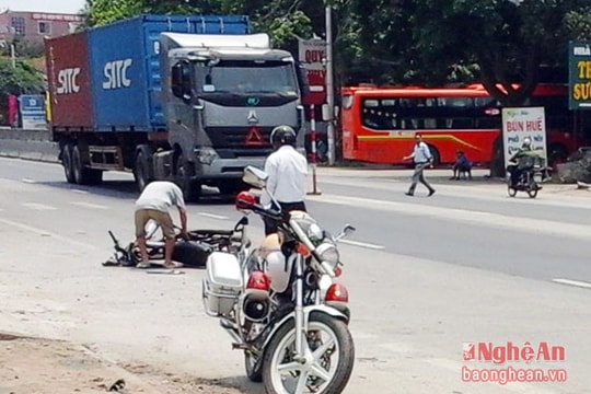 Quỳnh Lưu: Xe máy đâm vào ô tô, nam thanh niên gãy chân